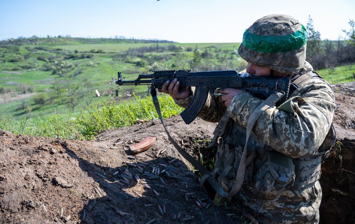 Захисники тиснуть на ворога, бої точаться біля Бахмута та на півдні, – Генштаб