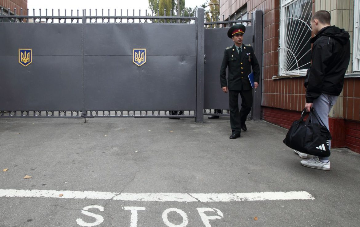 В Дніпропетровській області вивісили списки ухилянтів, омбудсмен планує перевірку