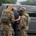 "Вибивали" гроші з військового та погрожували дружині. СБУ викрило банду рекетирів