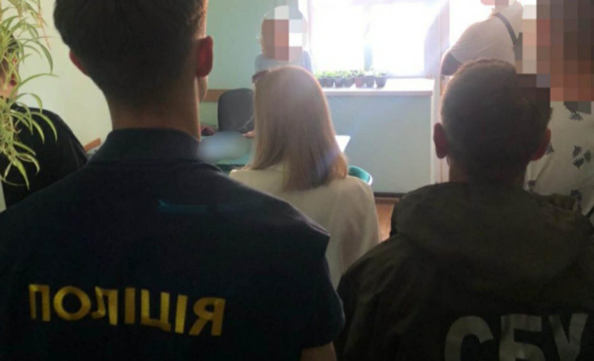 На хабарництві за успішне складання державного іспиту викрито заступницю директора коледжу у Чернівцях