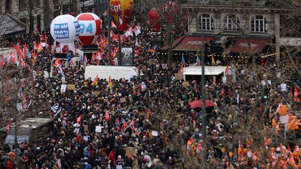 Протести проти пенсійної реформи у Франції: 450 000 протестувальників у Парижі