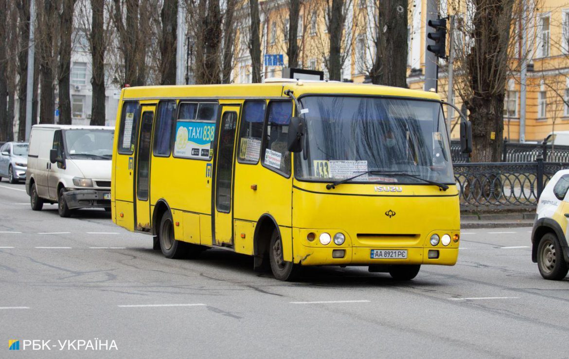 Водіям та пасажирам маршруток заборонили гучно слухати музику