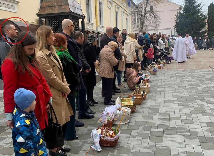 Арсеній Яценюк святкував Великдень у Чернівцях з мамою і своїм охоронцем: фотофакт