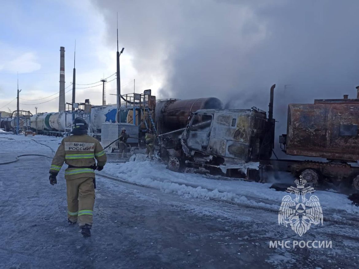 У Росії пожежа! Згорів ешелон, який готували до відправки в Україну: фото та відео сильної пожежі