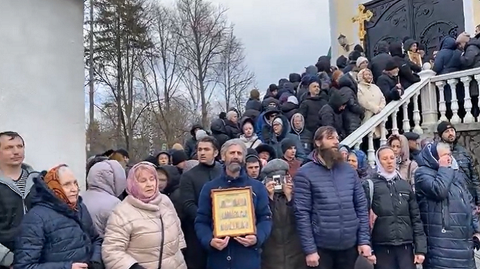 Скандал у Франківську: прихожани УПЦ МП не пускали ПЦУ в храм, заварили ворота, у бій пішов газ