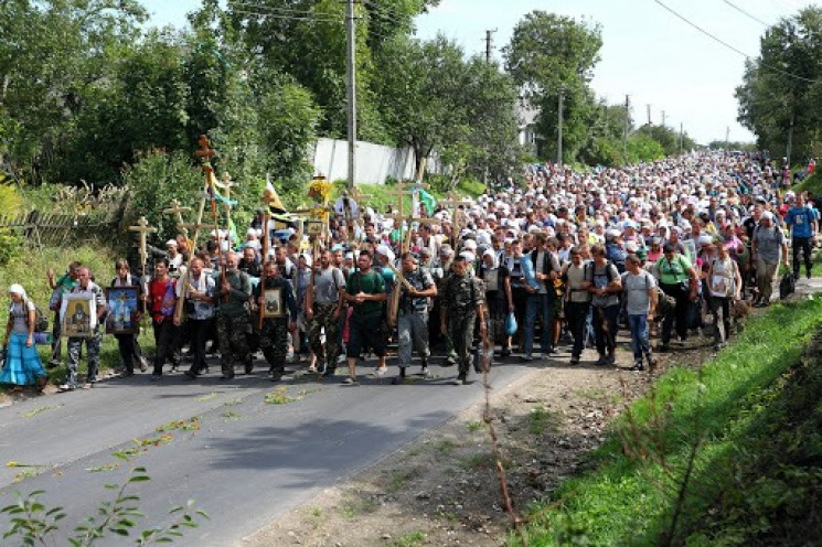 Вірян УПЦ МП, які йдуть до Почаєва, селяни не пускають на ночівлю (відео)