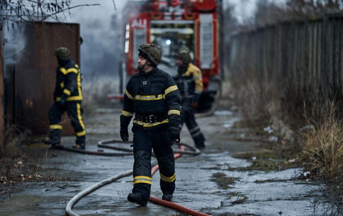 Російські війська зранку обстріляли Херсон: влучили в ліцей, зайнялася пожежа