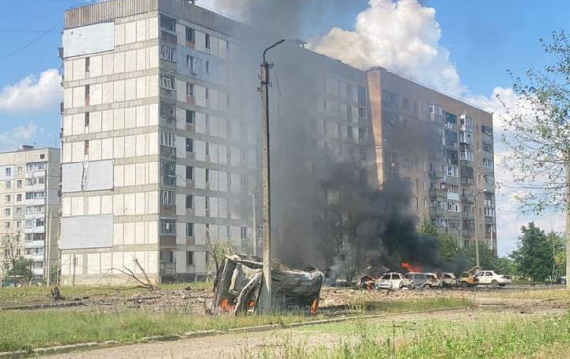 Обстріл Первомайського: з’явилося відео з місця удару, кількість постраждалих зросла