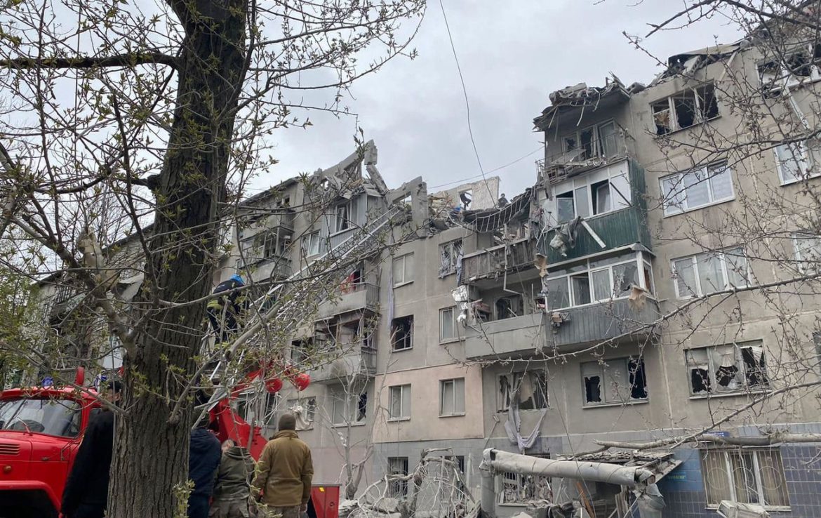 Під завалами будинку у Слов'янську залишаються п'ять людей