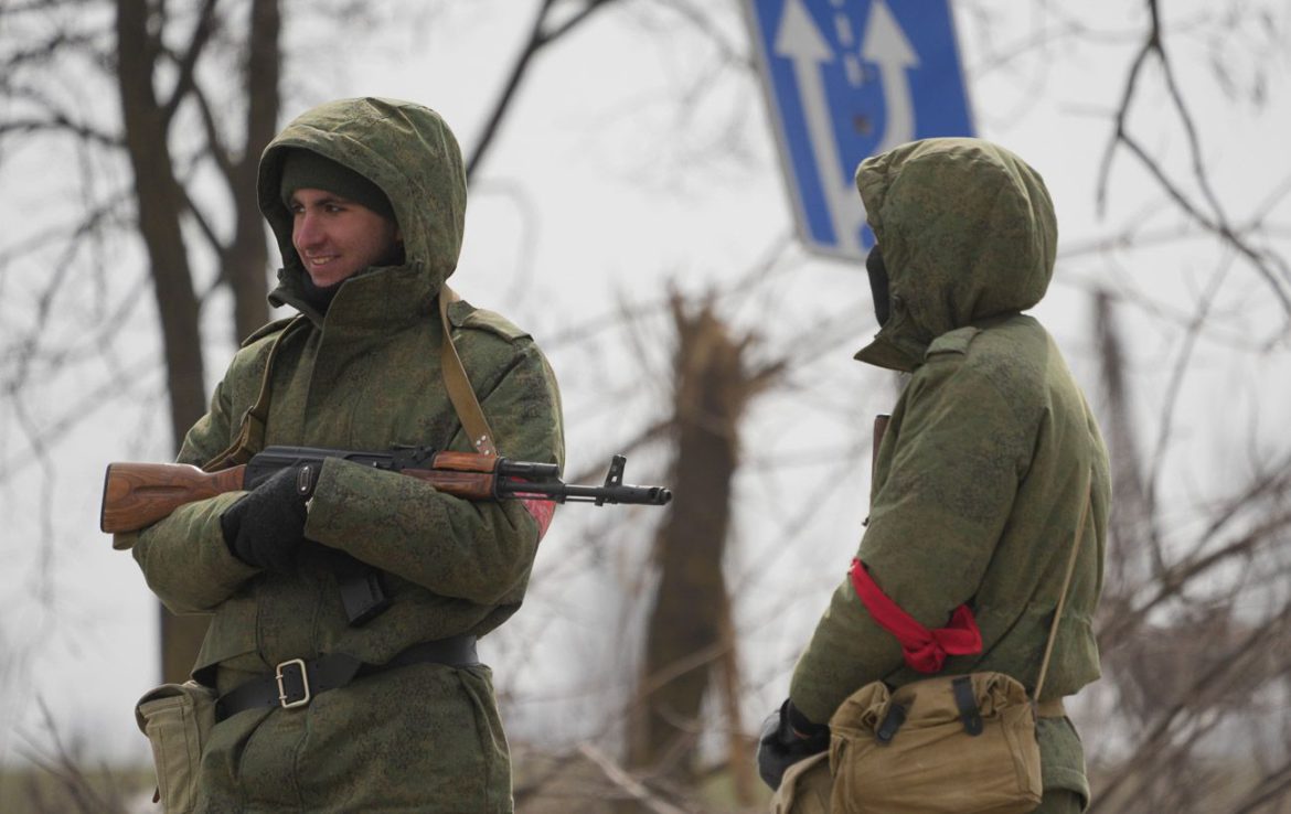 Окупанти у Криму для поповнення втрат умовляють терміновиків перейти на контракт, – Генштаб