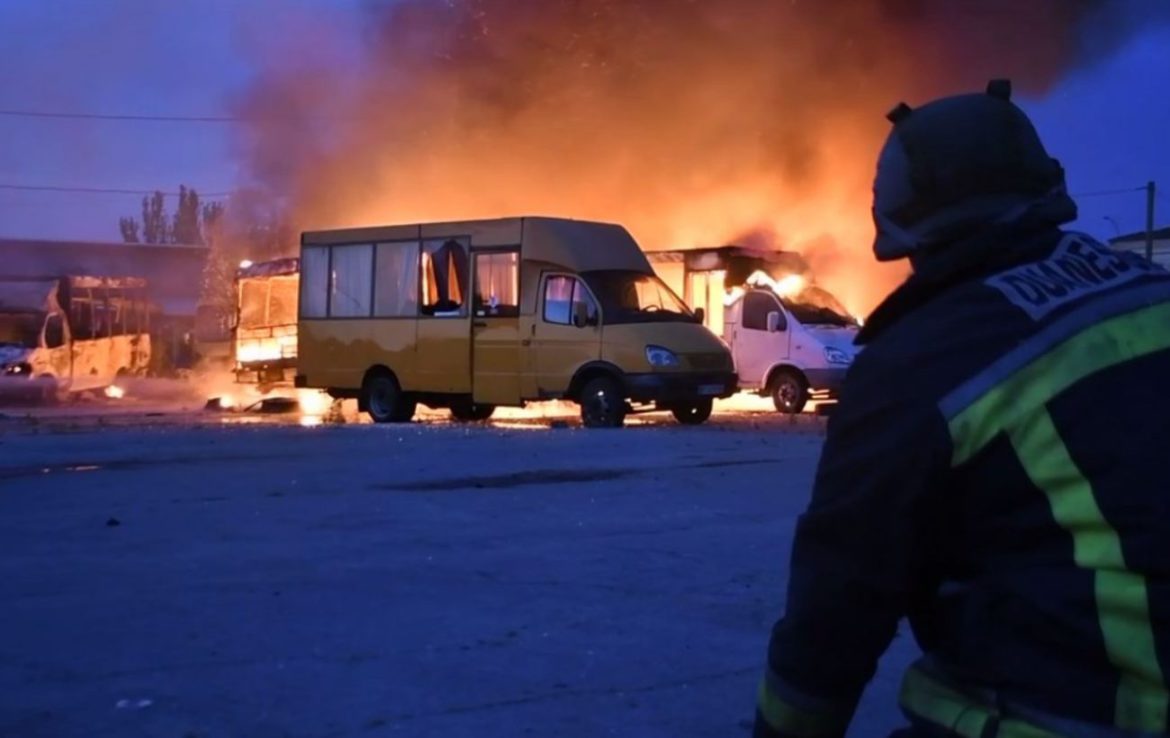 У Херсоні через нічний обстріл росіян згоріло десять маршруток