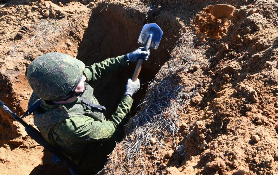 У РФ невідомі знищують техніку для будівництва укріплень на кордоні з Україною