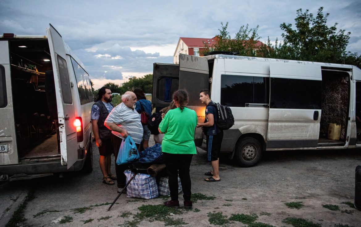 Приміщеннях без вікон та меблів: “евакуйовані” до Бердянська скаржаться на жахливі побутові умови