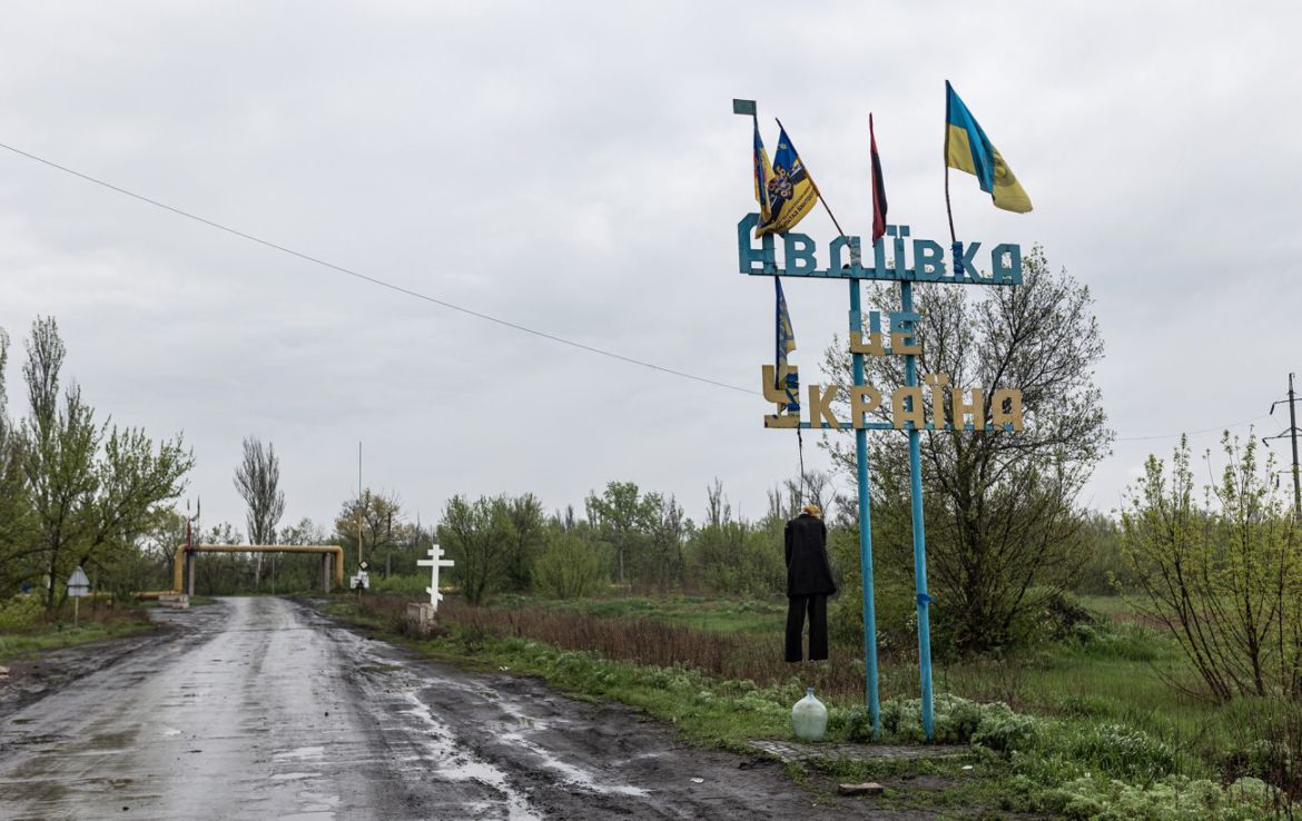 Війська РФ зранку масово обстрілюють Авдіївку у Донецькій області