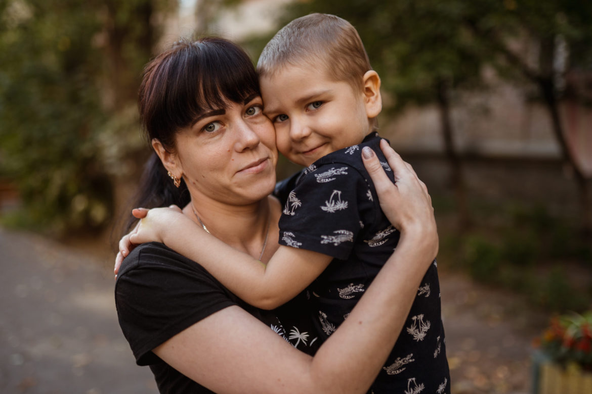 Дівчинка, яка одужала від раку, тепер підтримує онкохвору маму