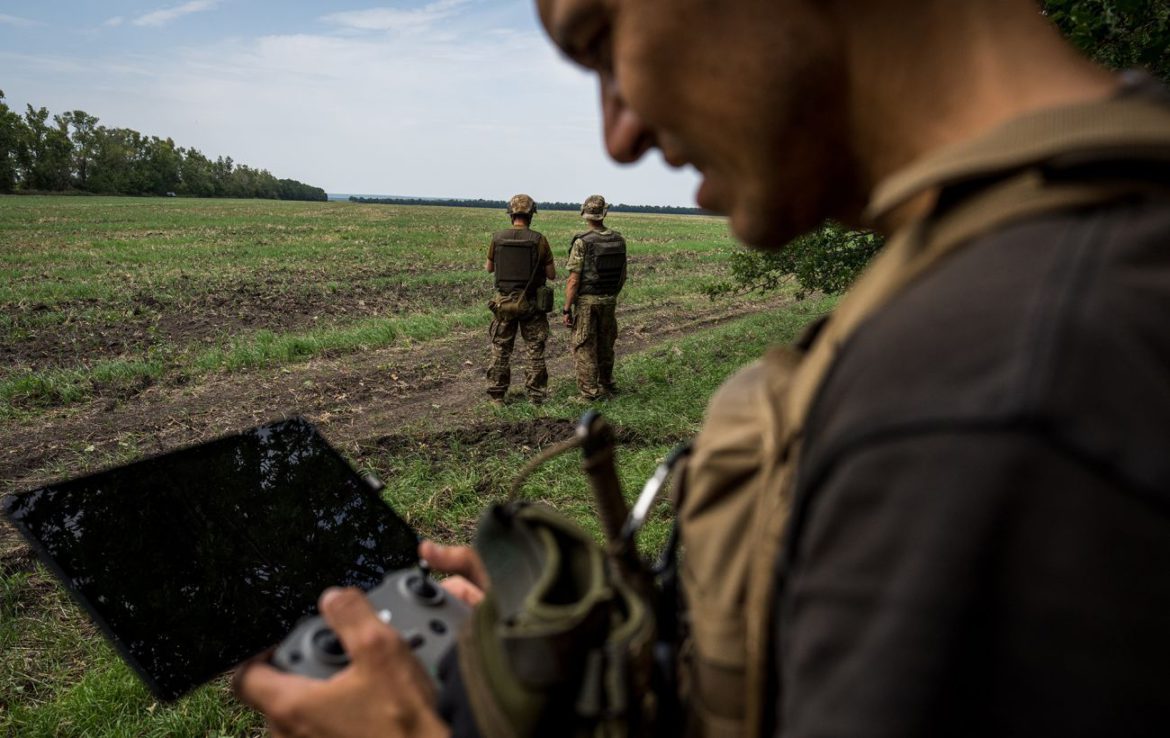 Українські бійці двома потужними дронами знищили “Град” на околицях Бахмута (відео)