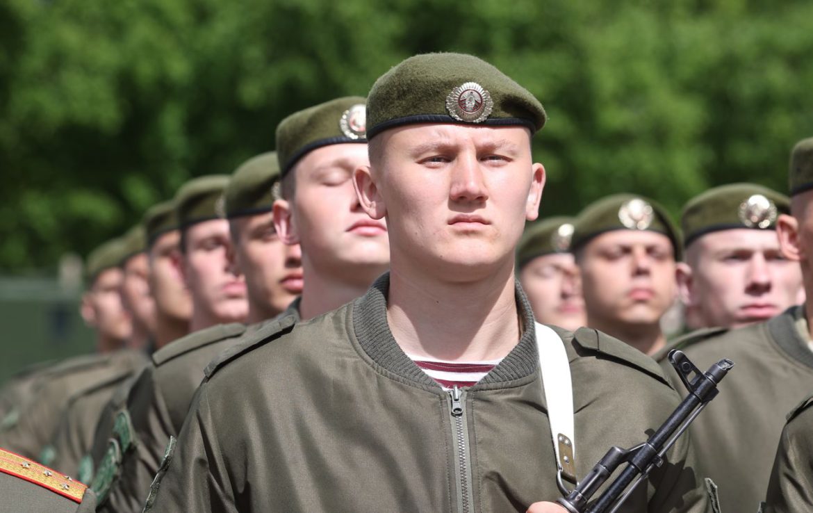 У Білорусі на автовокзалі закликають чоловіків з’явитися до військкомату