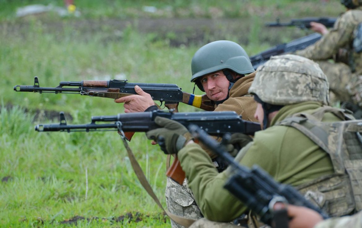 Окупанти через наступ ЗСУ стягують під Бахмут сили з інших напрямків