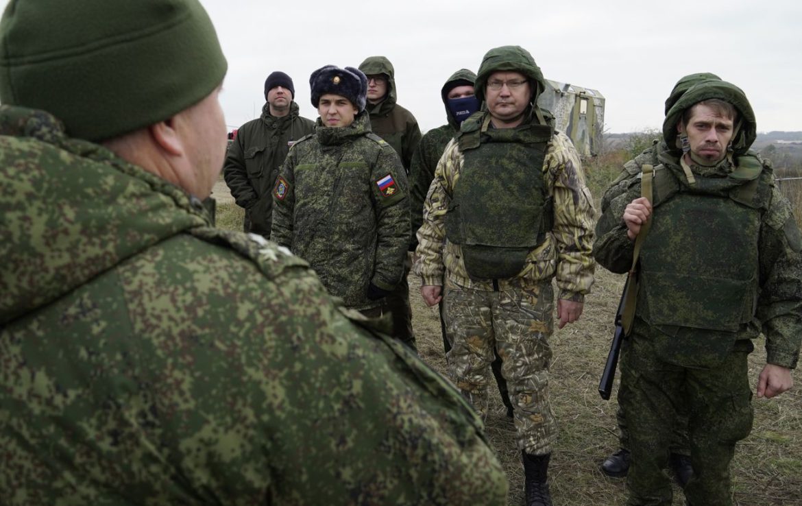 "Ведуть на убій". Російські мобілізовані попросили губернатора врятувати їх від командування