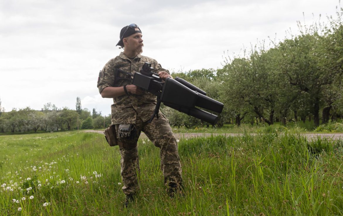 Прикордонники нейтралізували ворожий дрон, який займався розвідкою позицій