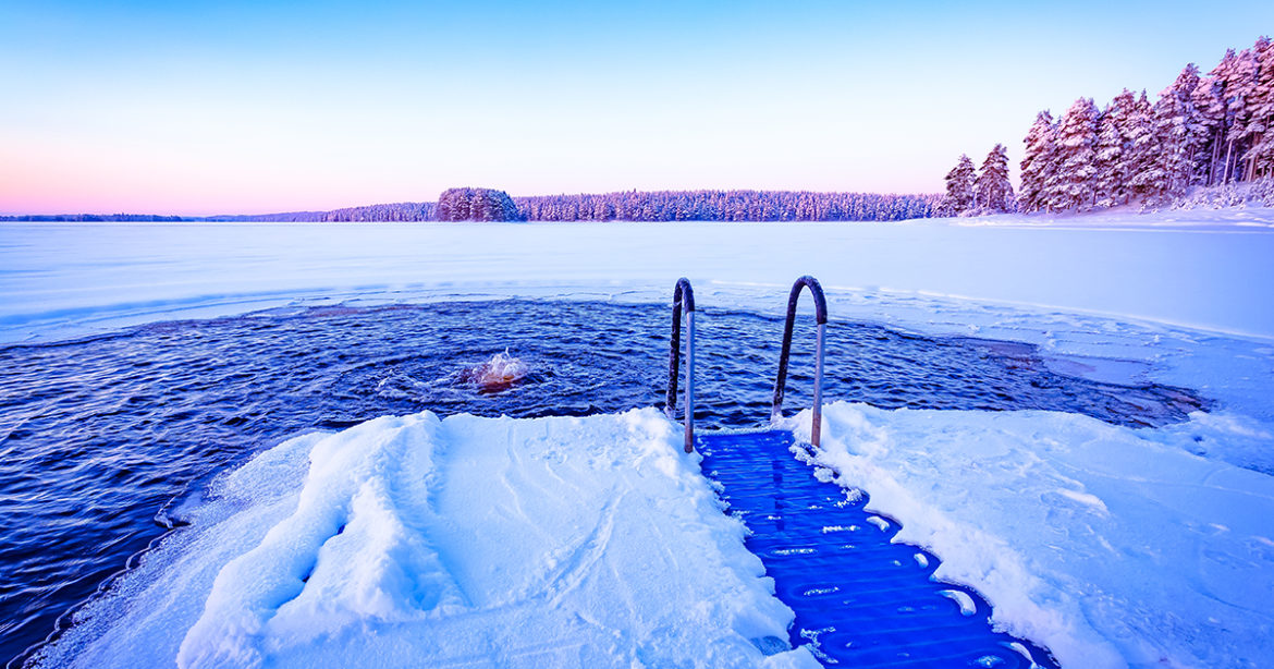 Чи корисно купатися в крижаній воді?