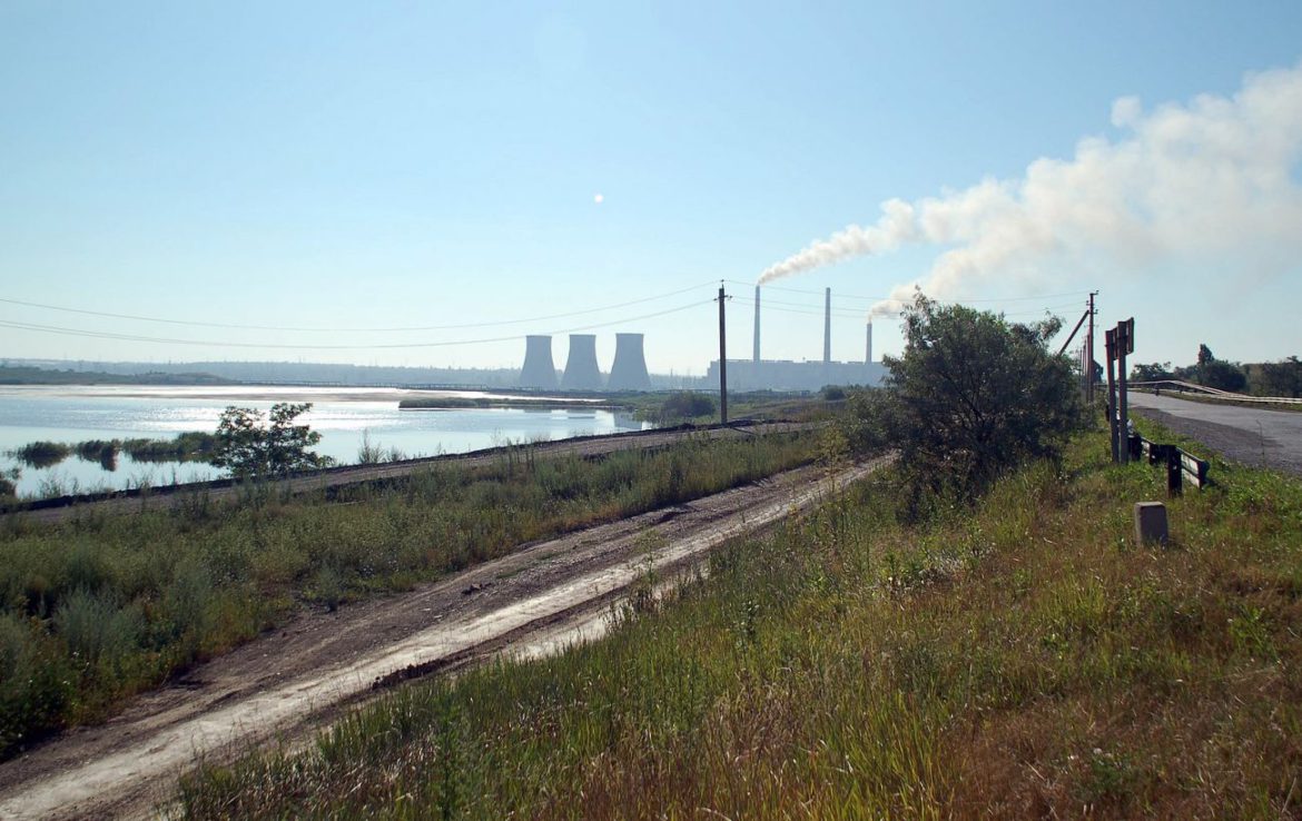 Під Донецьком внаслідок обстрілу пошкоджено дві ТЕС: під завалами можуть бути люди