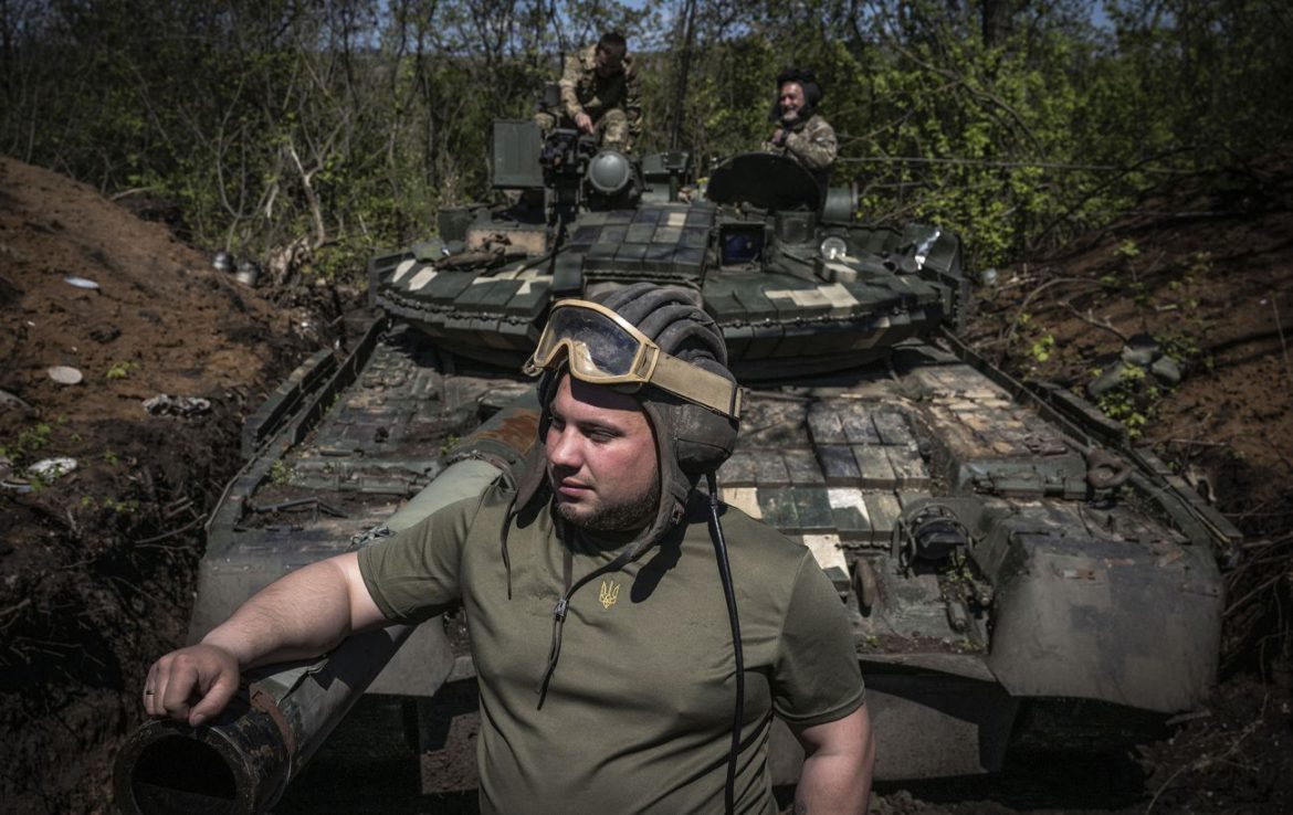 Наступ на трьох напрямках. У Генштабі розповіли, де тривають найзапекліші бої