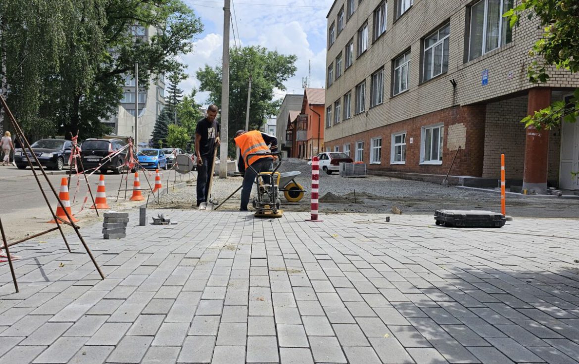 У Києві в розтраті ₴1 млн. бюджетних коштів на відновленні тротуару підозрюють інженера технагляду