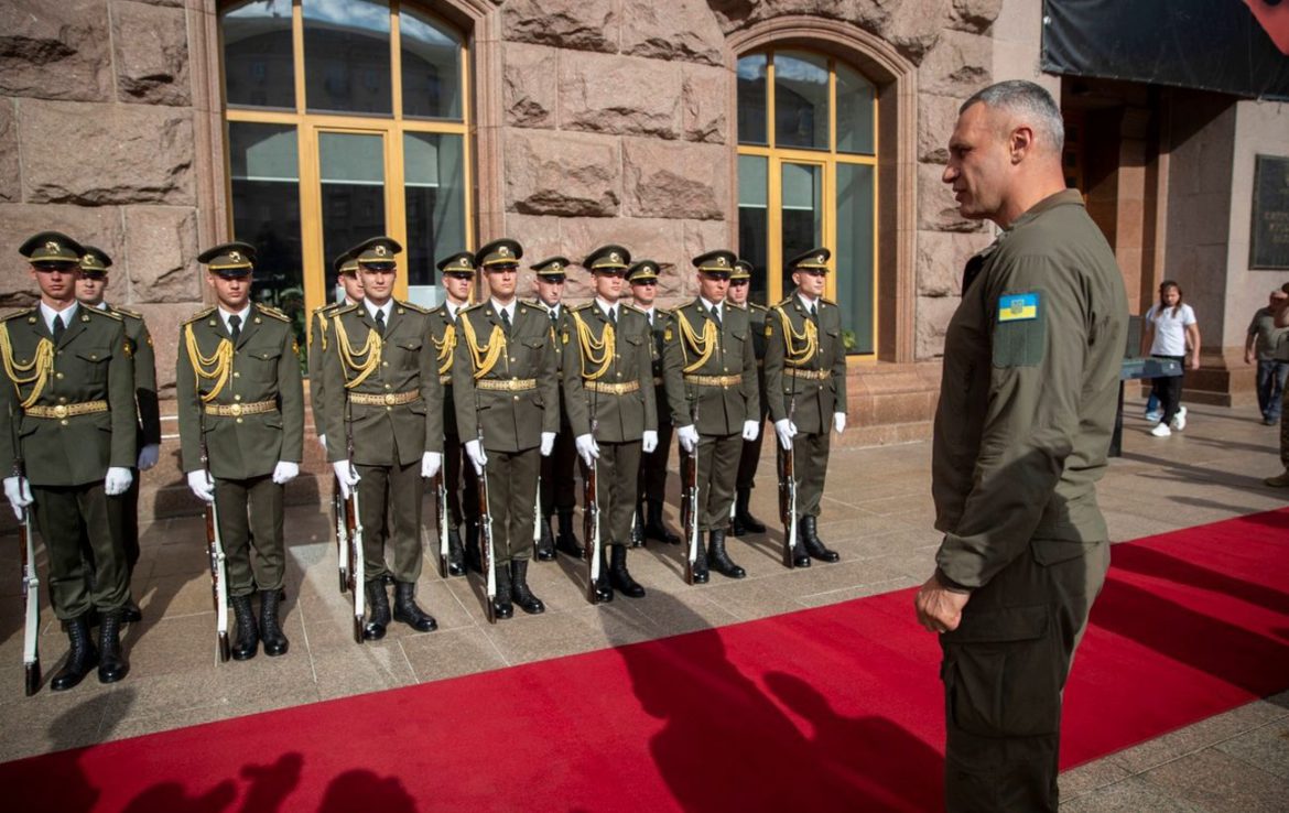 Перед київською мерією прапор підняли ще до офіційного проголошення незалежності