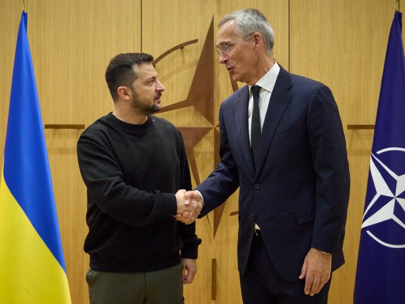 Президент зустрівся зі Столтенбергом: говорили про впровадження стандартів НАТО в Україні