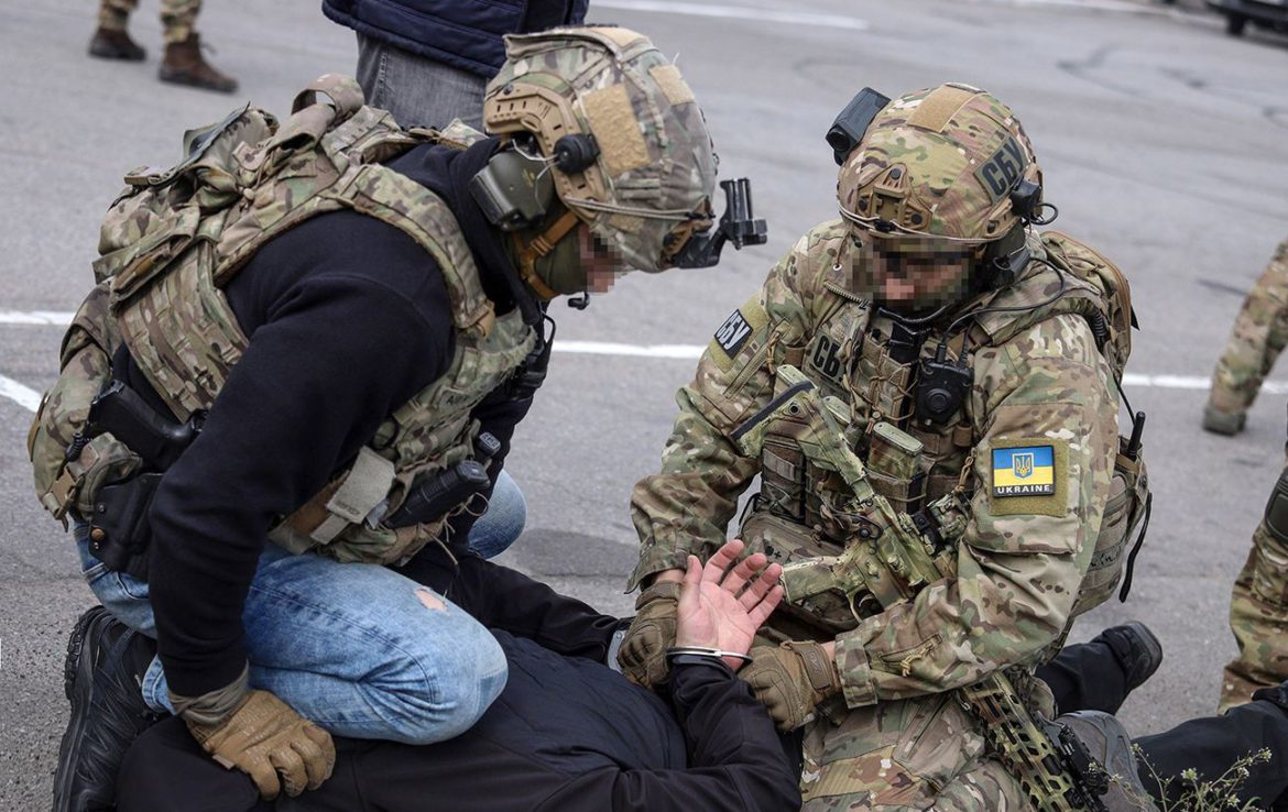 Паспорт за "хабар". СБУ викрила чиновників міграційної служби Харкова на схемі