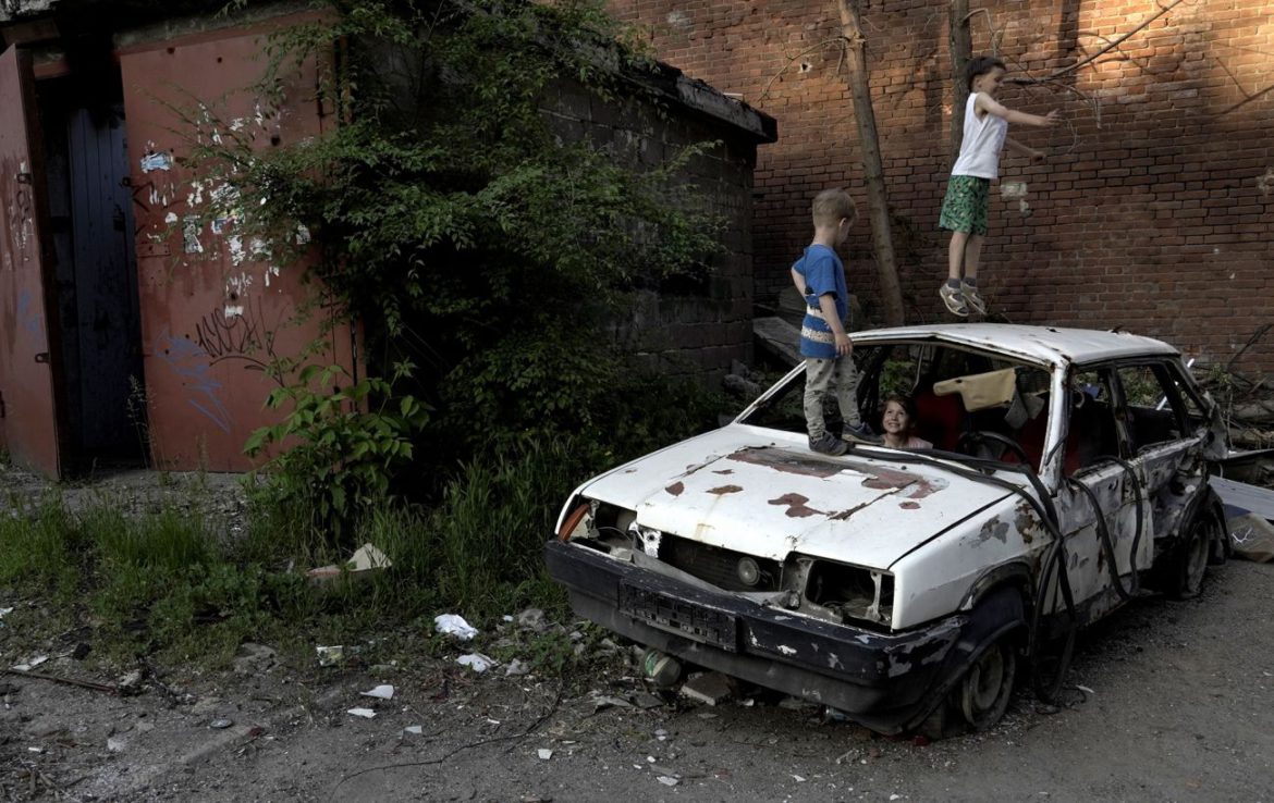 Стало відомо, скільки дітей залишається в Бахмуті та Авдіївці