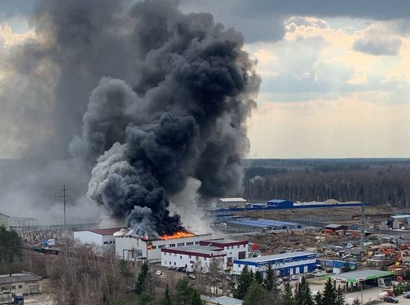 В підмосков'ї горить великий склад із запчастинами