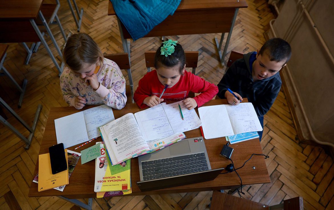 В Запорізькій області окупанти змушують дітей писати листи росіянам, – ЦНС