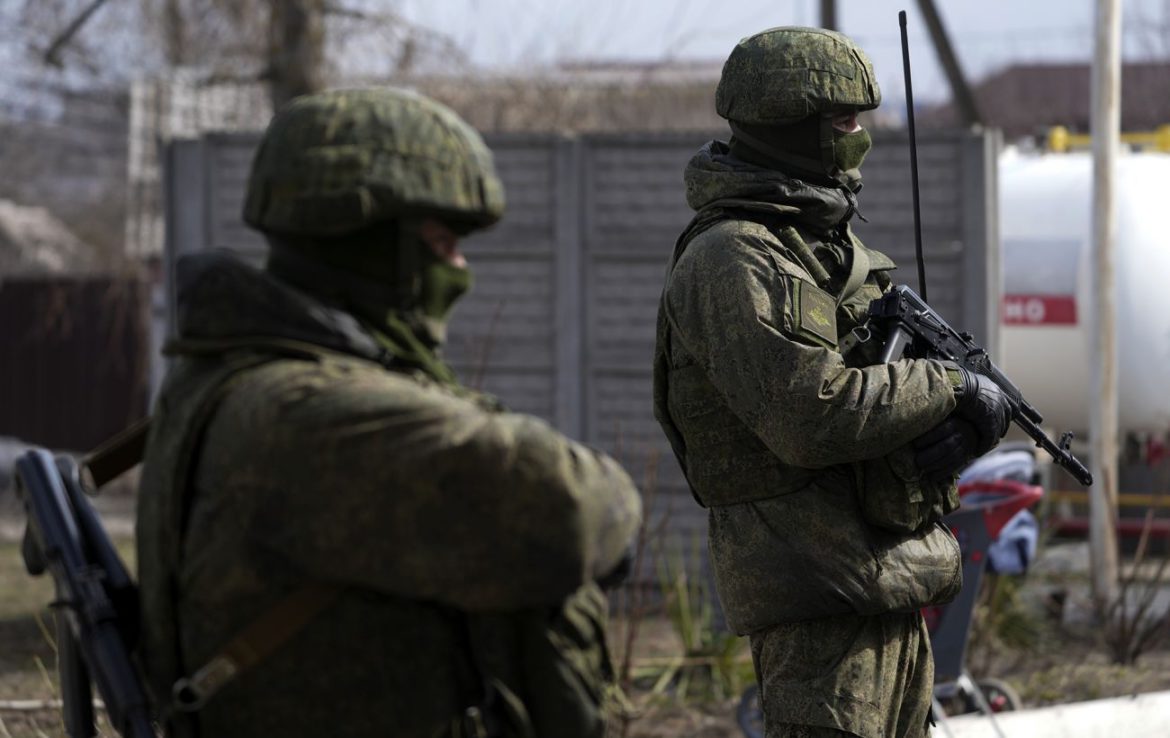 На півдні окупанти посилюють репресії проти місцевих, які не мають паспорт PФ