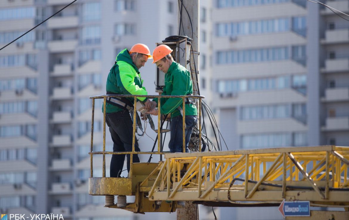 Повертали людям світло. У Херсонській області під час робіт загинули два енергетики