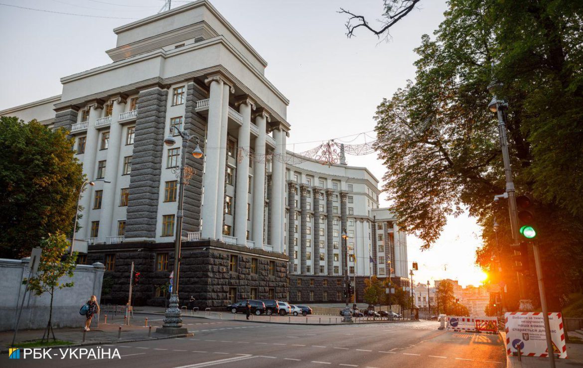 Уряд скасував норму про оформлення переселенцям карток, які є пенсійними посвідченнями