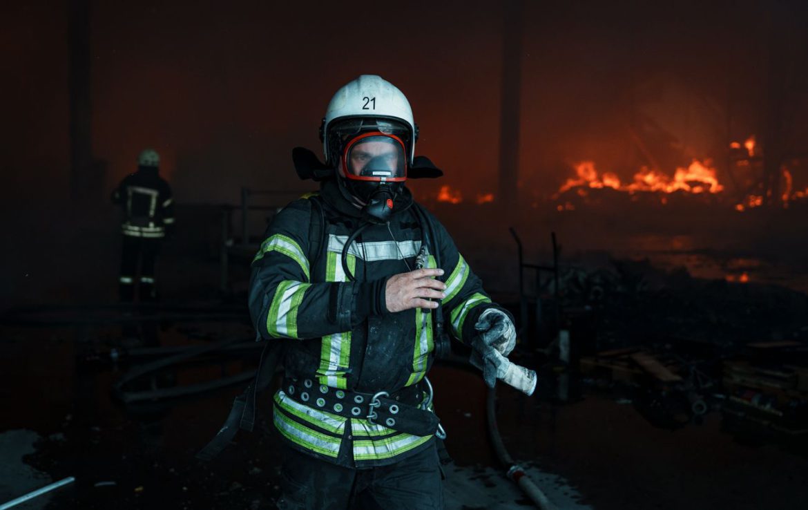 В Сумській області окупанти влучили в багатоповерхівку, а потім обстріляли пожежників