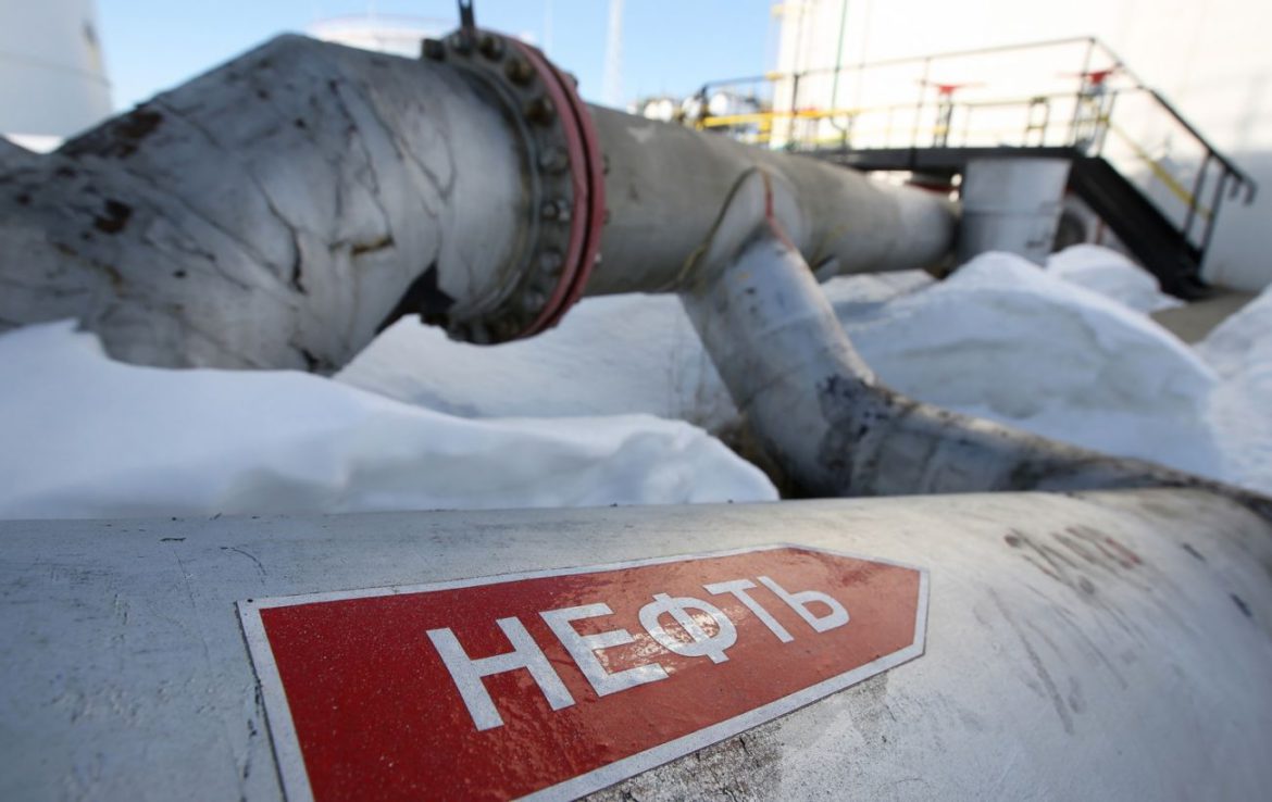 Росія за березень скоротила видобуток нафти на 700 тисяч барелів на добу, – Bloomberg