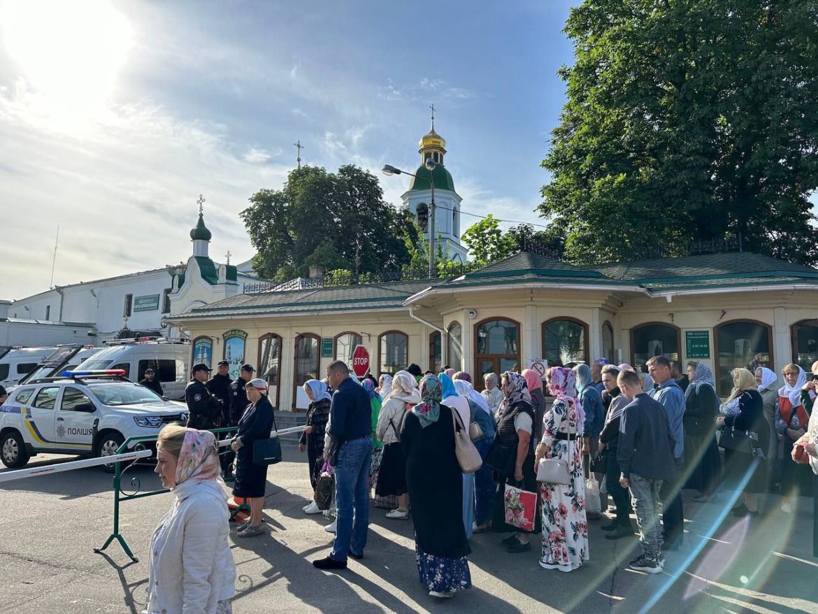 Вхід перекрито: Віряни УПЦ (МП) не змогли потрапити до Києво-Печерської лаври