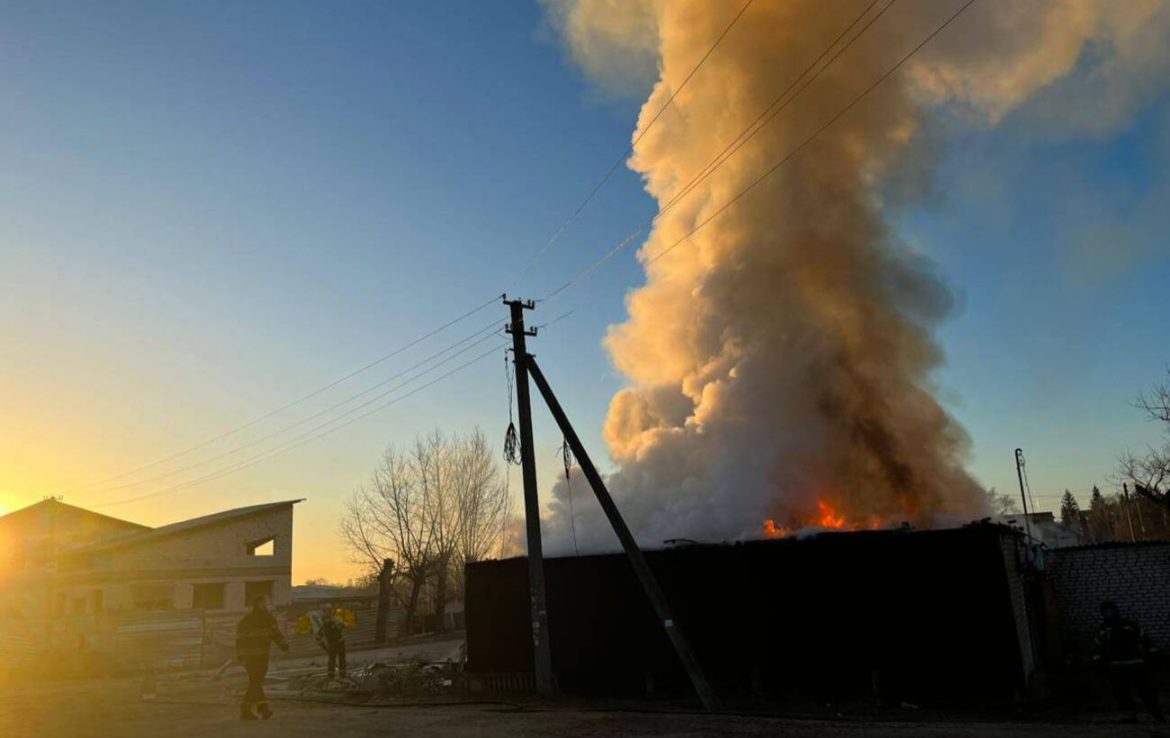 У Куп’янську горів будинок і магазин після ранкового обстрілу росіян (фото)