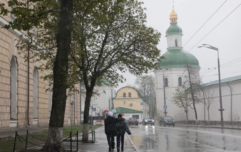 Дощі, місцями з мокрим снігом та штормовий вітер: прогноз погоди на тиждень (відео)