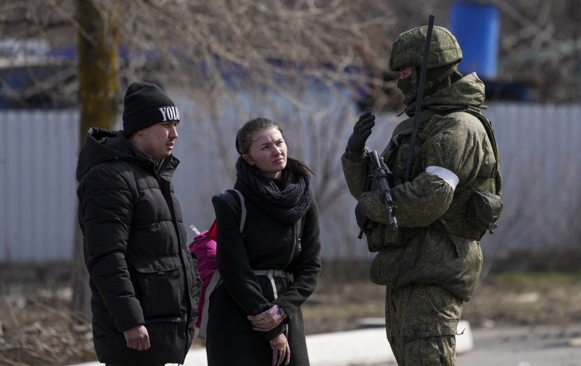 Окупанти у Бердянську провели рейди по родинах, які не віддають дітей у російські школи