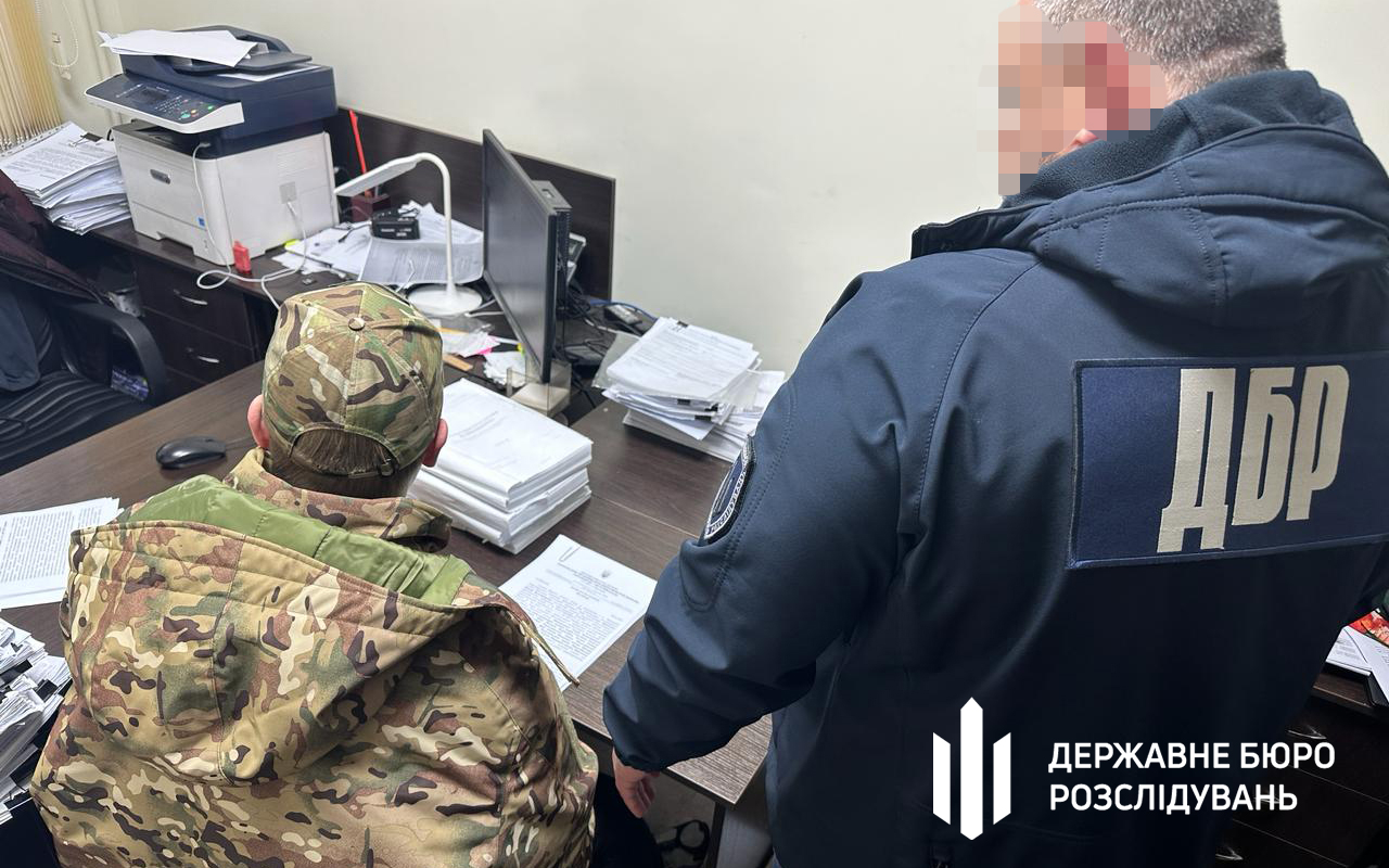 На Миколаївщині посадовець військової частини незаконно нарахував підлеглим 1 млн гривень, йому повідомлено про підозру