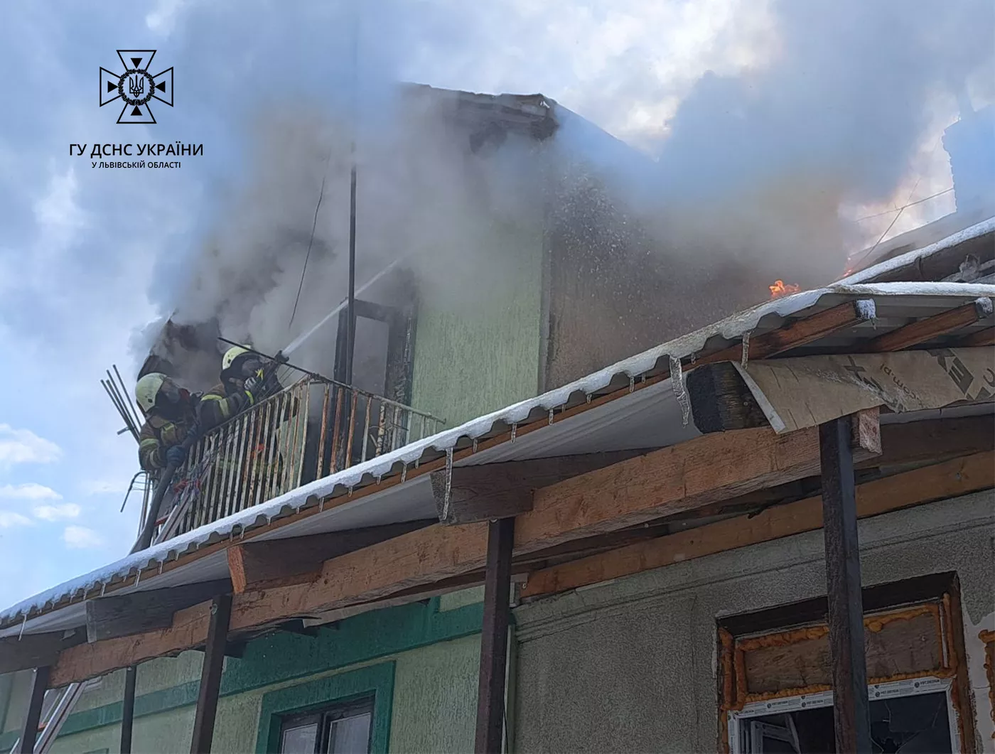 На Львівщині у пожежі загинув чоловік з онукою. Дідусь намагався врятувати дитину, накривши своїм тілом