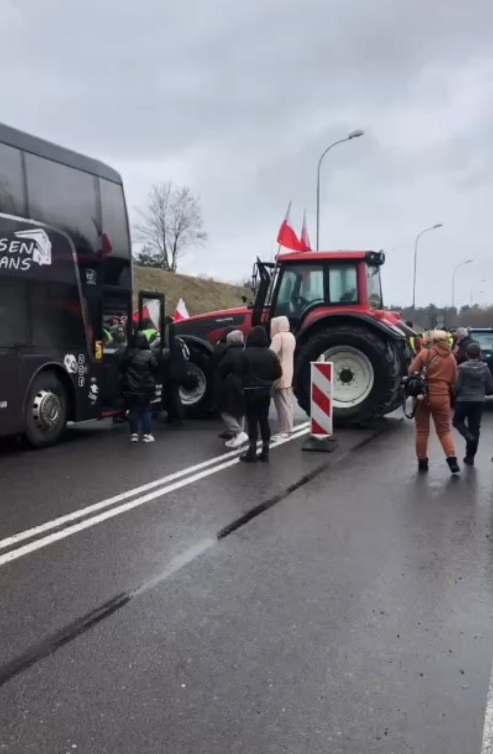 Ситуація вже починає виходити з-під контролю: поляки заблокували автобус з України, Кубраков відреагував