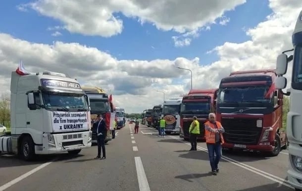 Блокада на кордоні з Польщею: у чергах 2200 вантажівок, є суттєві зниження кількості перетинів – Демченко