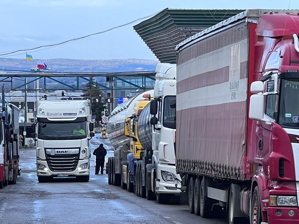 Блокада на кордоні з Польщею: польські фермери продовжують блокаду на 6 пунктах пропуску, у чергах близько 2100 вантажівок