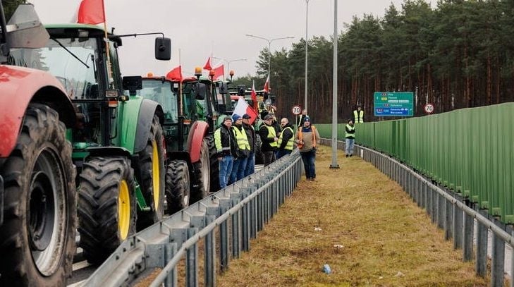 Блокада на кордоні з Польщею: на п’яти напрямках польські фермери не пропускають вантажний транспорт до Польщі