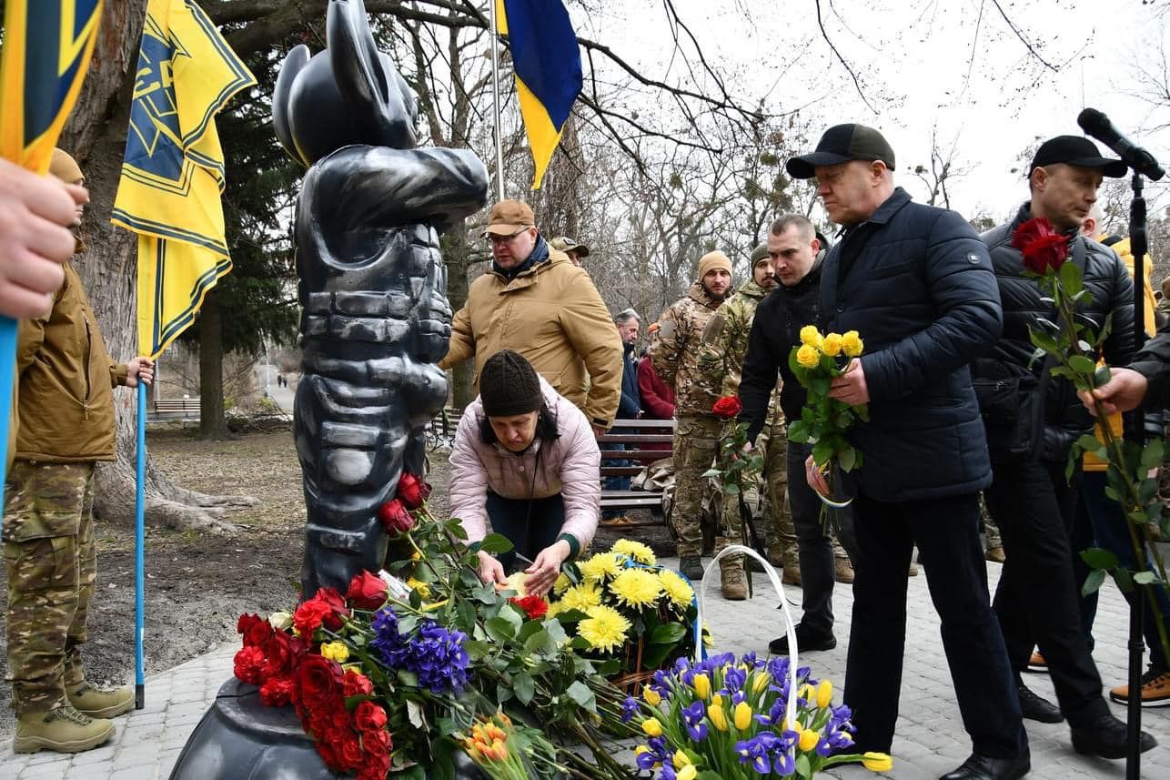 У Києві відкрили незвичну скульптуру воїну-добровольцю (ФОТО)